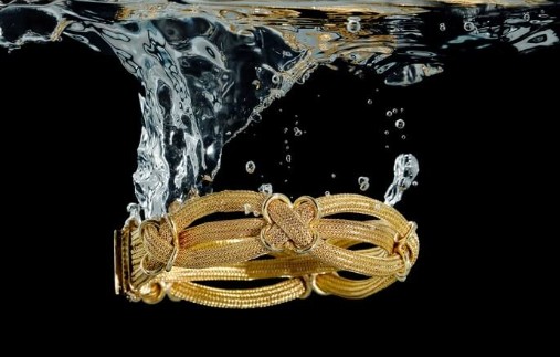 Can 14k gold be worn in water?